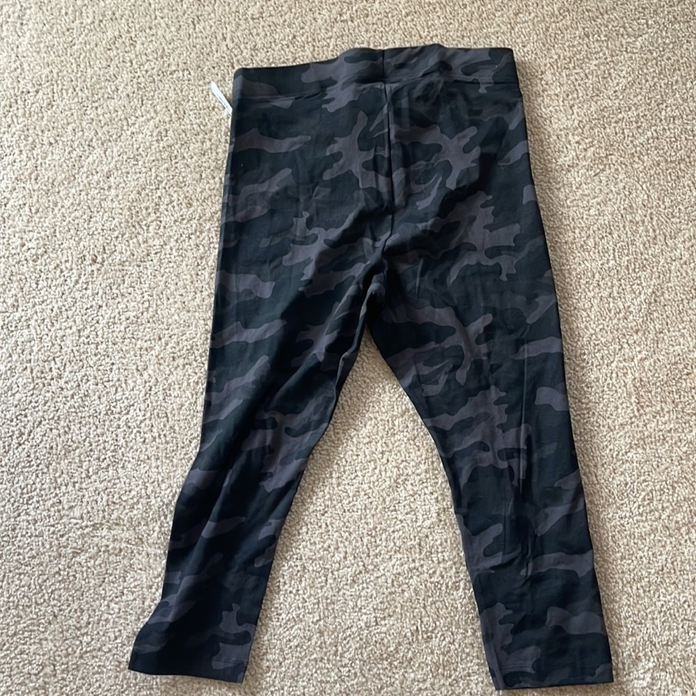 High-Waisted Cropped Legging Black Camo - Picture 4 of 4